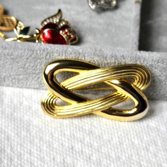 Gold Knot Brooch Pin - Picture 9 of 17